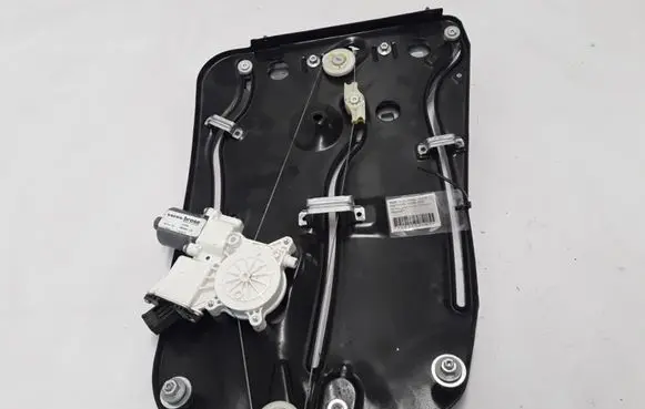 Rear window lifting mechanism without motor
