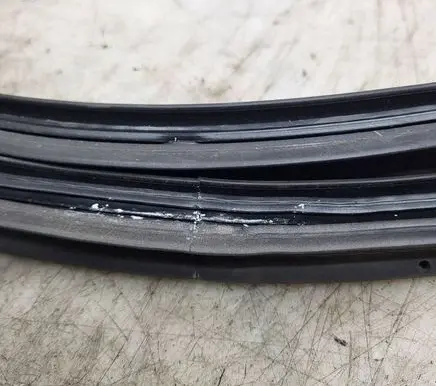 Peugeot 2008 II Front door rubber seal