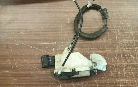 Peugeot Partner Front door lock 828406