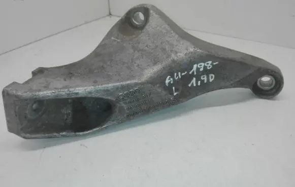 Audi A4 S4 B7 8E 8H Engine mounting bracket 8E0199307S