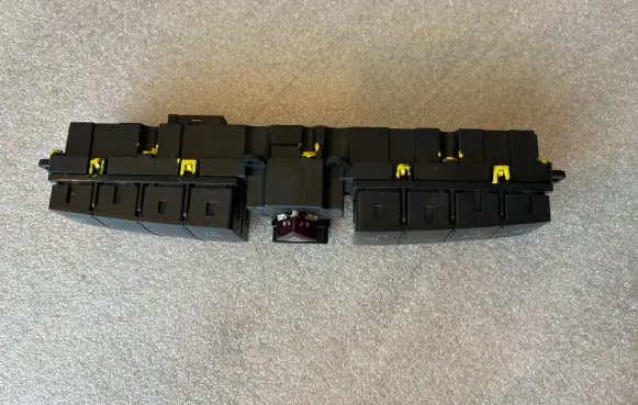 Mercedes-Benz C W203 Hazard light switch 2038703510 A2038703510