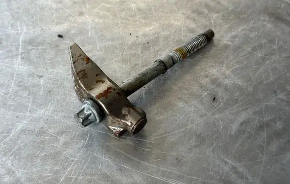 Peugeot 5008 II Fuel Injector clamp holder 9811760780