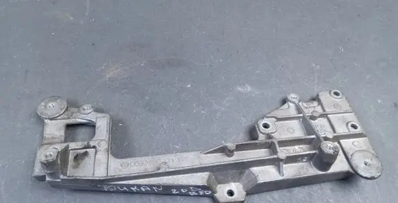 Volkswagen Touran I Engine mounting bracket 03G131159