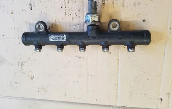 Volvo V50 Fuel main line pipe