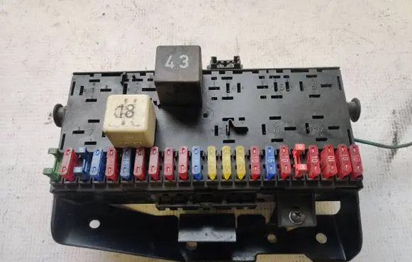 Volkswagen PASSAT B3 Fuse module 171941813D
