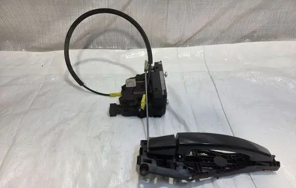 Opel Meriva B Rear door lock 13279836