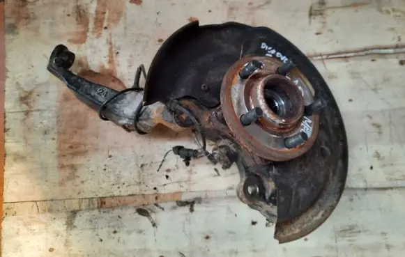 Land Rover Discovery 3 - LR3 Front wheel hub spindle knuckle