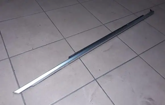 Front door glass trim molding