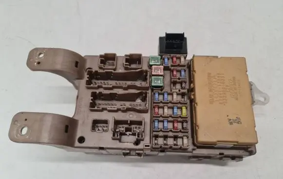 Toyota Corolla E120 E130 Fuse module 8264113040 2323000231