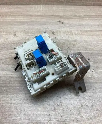 Nissan Primera Fuse module 24350AV700 0815051