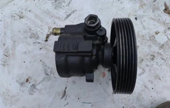 Opel Vivaro Power steering pump 26025012