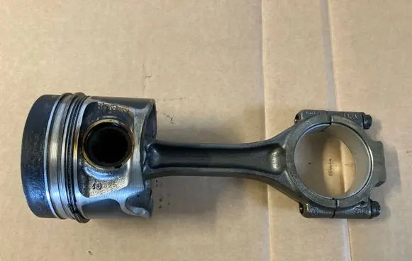 Volkswagen Crafter Piston with connecting rod
