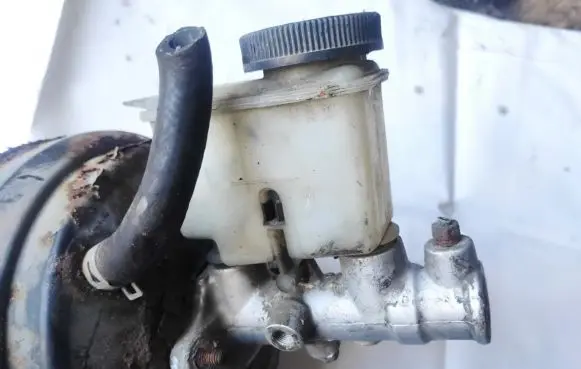 Mazda 323 F Master brake cylinder