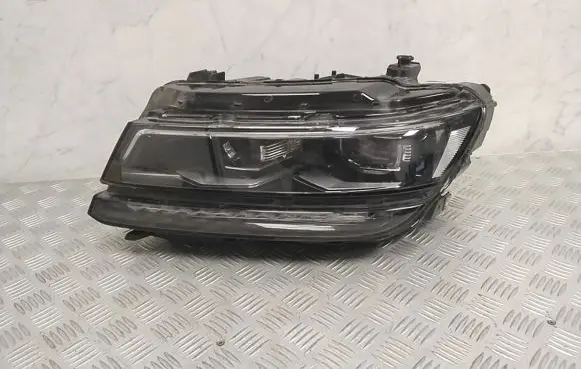 Volkswagen Tiguan Headlight/headlamp 5NB941081A