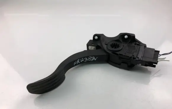 Volvo XC70 Accelerator throttle pedal bracket 31329058