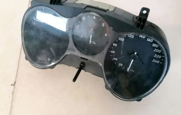 Speedometer (instrument cluster)