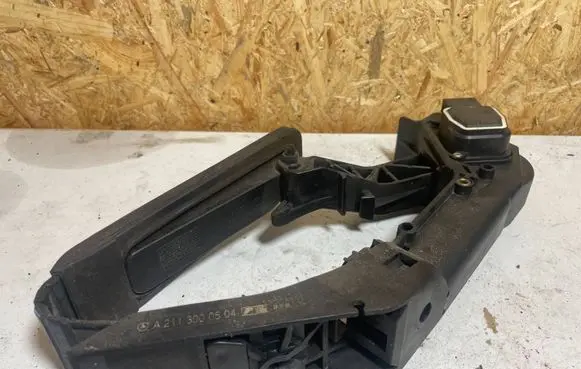 Mercedes-Benz E W211 Accelerator throttle pedal A2113000404