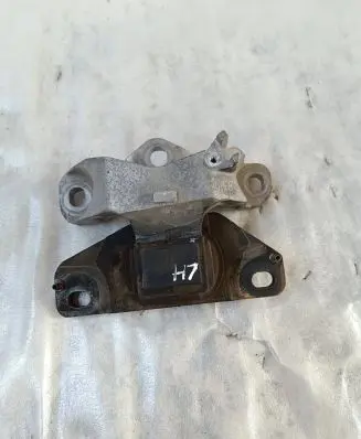 Mazda CX-30 Engine mount bracket IA202