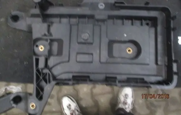 Volkswagen PASSAT B7 Battery tray VW1K0915333