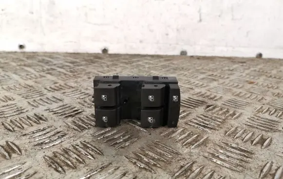 Opel Mokka Electric window control switch 13305009