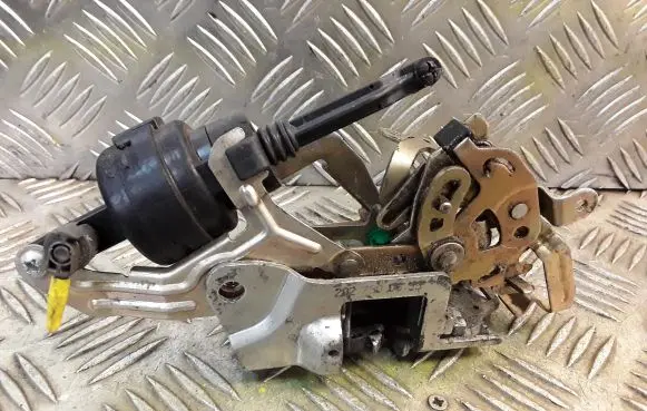 Mercedes-Benz C W202 Rear door lock 2027300635