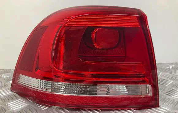 Volkswagen Touareg II Rear/tail lights 7P6945095D