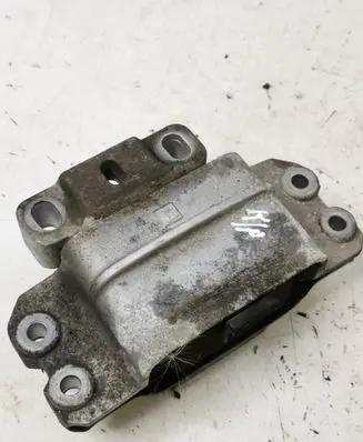 Volkswagen Golf Plus Engine mount bracket