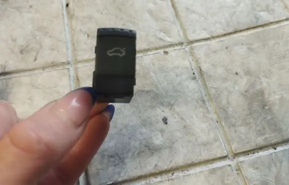 Volkswagen PASSAT B5.5 Tailgate opening switch 1J0959831A