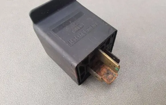 Mercedes-Benz C W202 ABS relay 0332002174