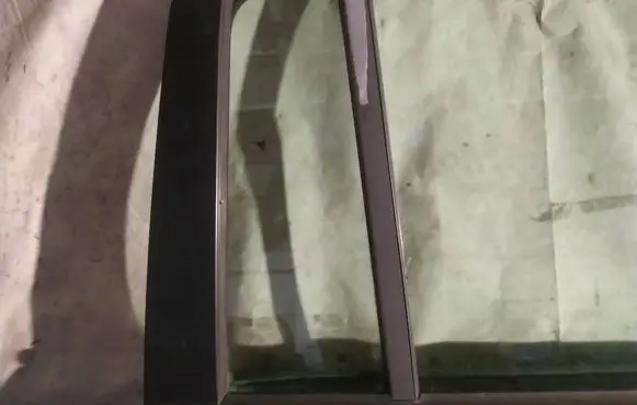 Opel Zafira B Rear vent window glass 