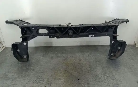 Renault Clio III Radiator support slam panel 8200290143