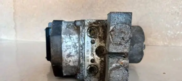 Volkswagen PASSAT B5 ABS Pump 273004133 8E0614111P