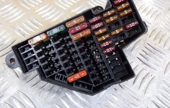 Volkswagen PASSAT B7 Fuse module 3C1941823