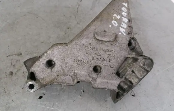 Volkswagen Touran I Engine mounting bracket 03G199207E