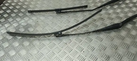 Volvo V50 Front wiper blade arm