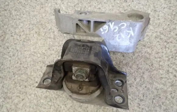 Nissan Micra Engine mount vacuum valve 