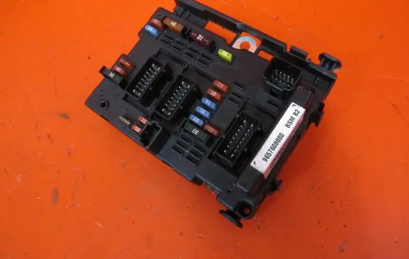 Peugeot 206 Fuse module 9657608880