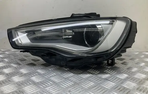 Audi A3 S3 8V Headlight/headlamp 8V0941005A