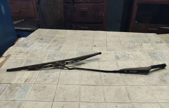 Opel Vectra B Windshield/front glass wiper blade 90504175RH