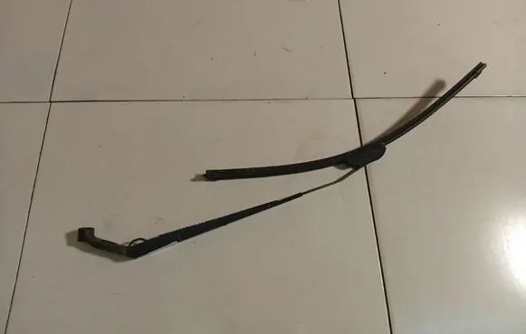 Toyota Avensis T250 Front wiper blade arm