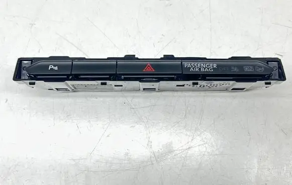 Volkswagen PASSAT B8 Hazard light switch 3G1853770A 13007900