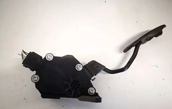 Accelerator throttle pedal