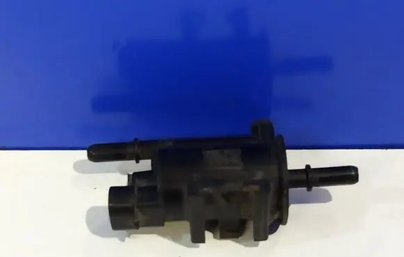 Engine mount vacuum valve