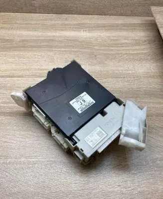 Toyota Prius+ (ZVW40) Fuse module 8922147211 8273047420A
