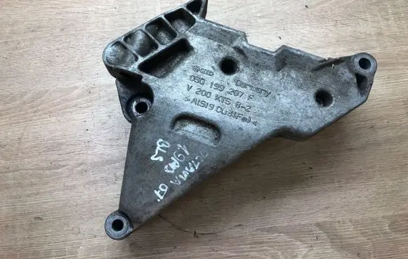 Volkswagen Golf V Engine mounting bracket 03G199207F