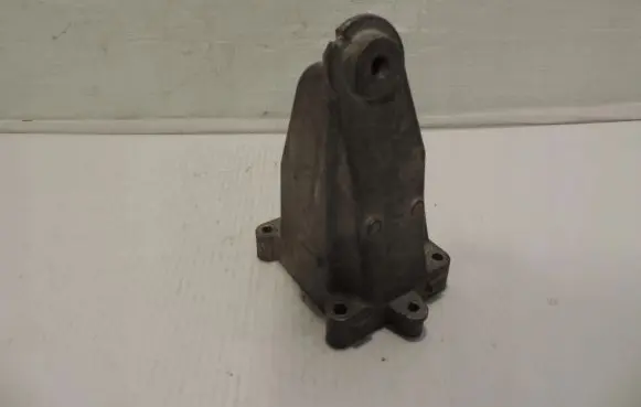 Mercedes-Benz C W204 Engine mounting bracket A2712232304