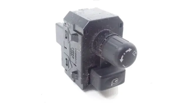 Nissan X-Trail T31 Wing mirror switch 8Z03SD