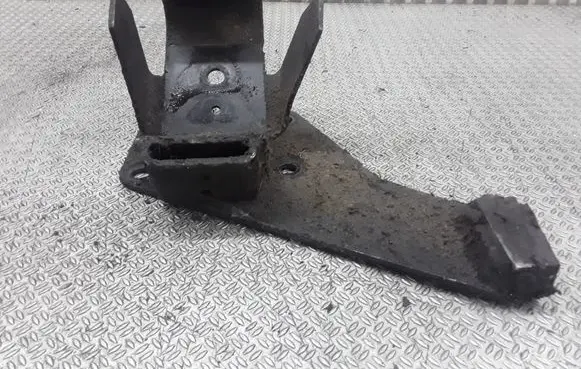 Engine mounting bracket