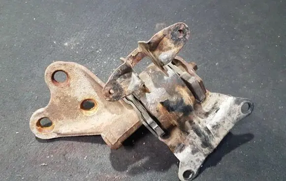 Mazda 323 Engine mount bracket