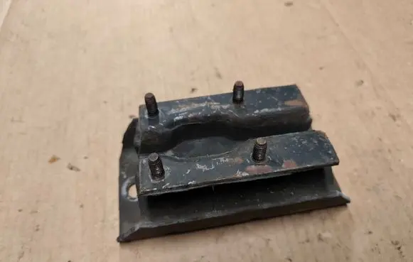 Jeep Cherokee XJ Engine mount bracket